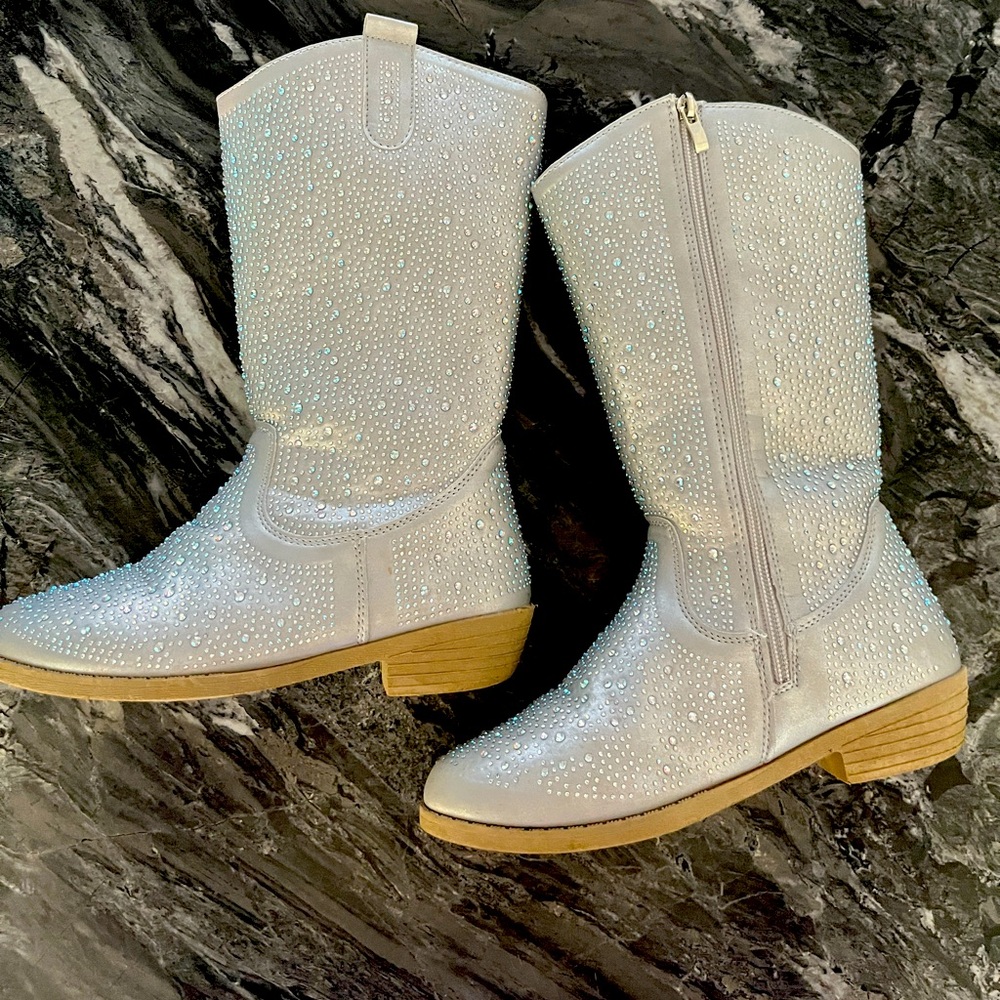 Girl glitter silver boots. Size 3. Worn two times.